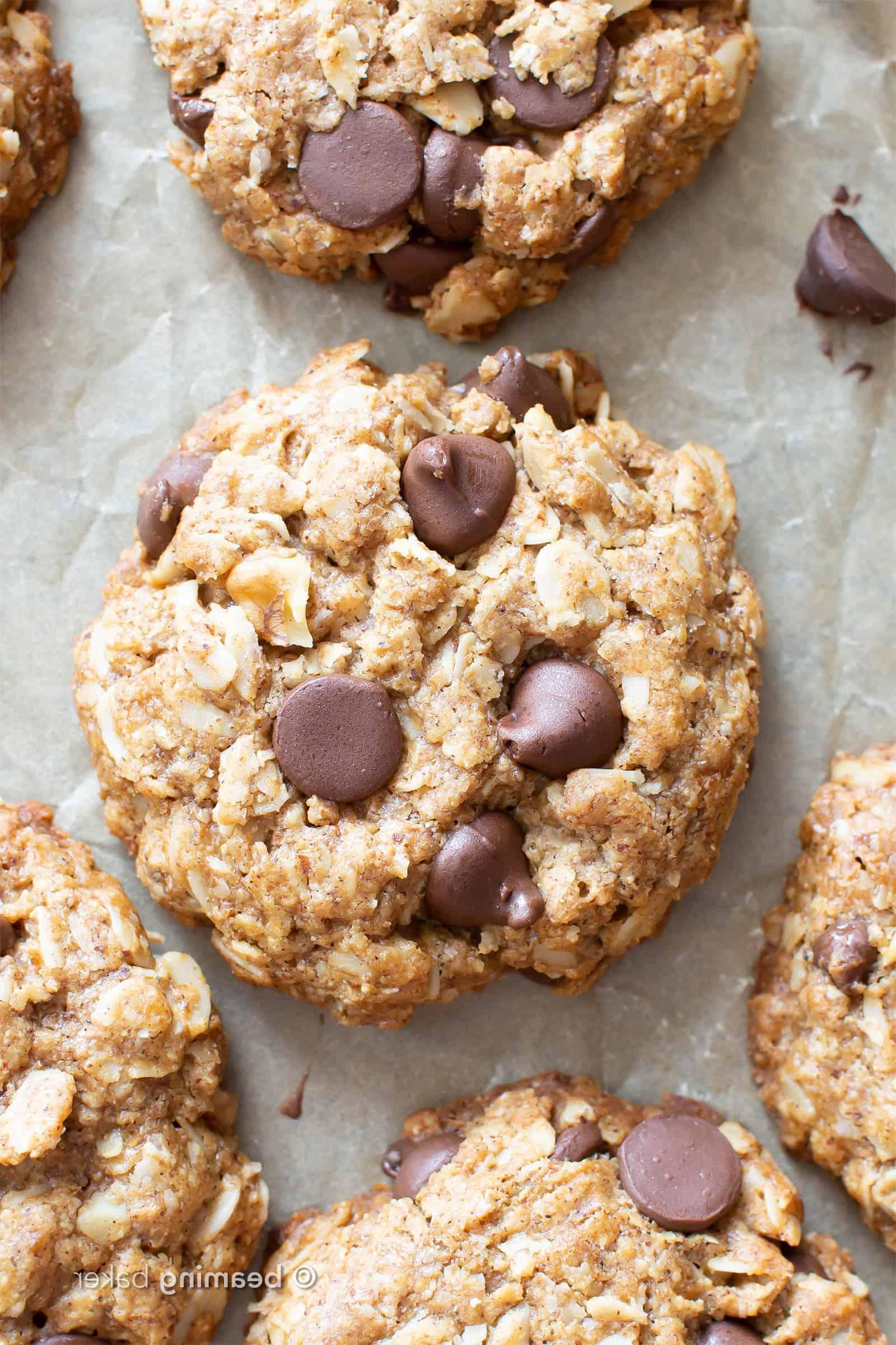 Meine Lieblings vegane Haferflocken-Schoko-Chip-Cookies! 5 Closeup von veganen Hafer-Schoko-Keksen auf Backblech