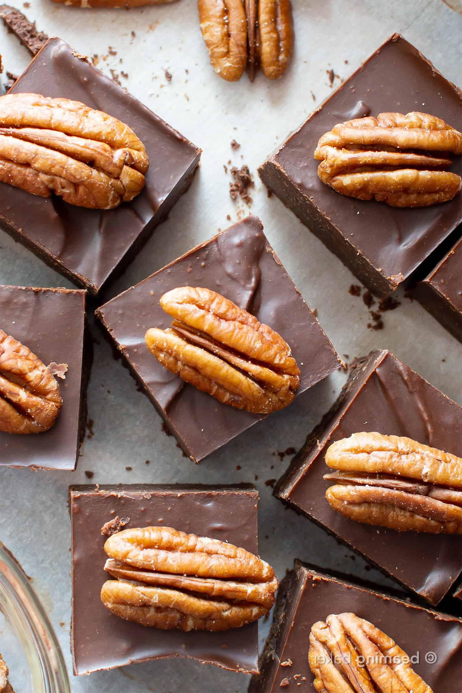 Keto Schoko-Fudge: Dieses kohlenhydratarme Schoko-Pekannuss-Fudge Rezept benötigt nur 2 Zutaten, ist vegan & milchfrei! Das beste 5-Minuten-Fudge für dicke Quadrate zuckerfreien Schoko-Fudges! Schmeckt wie mit Schokolade überzogene Pekannüsse.