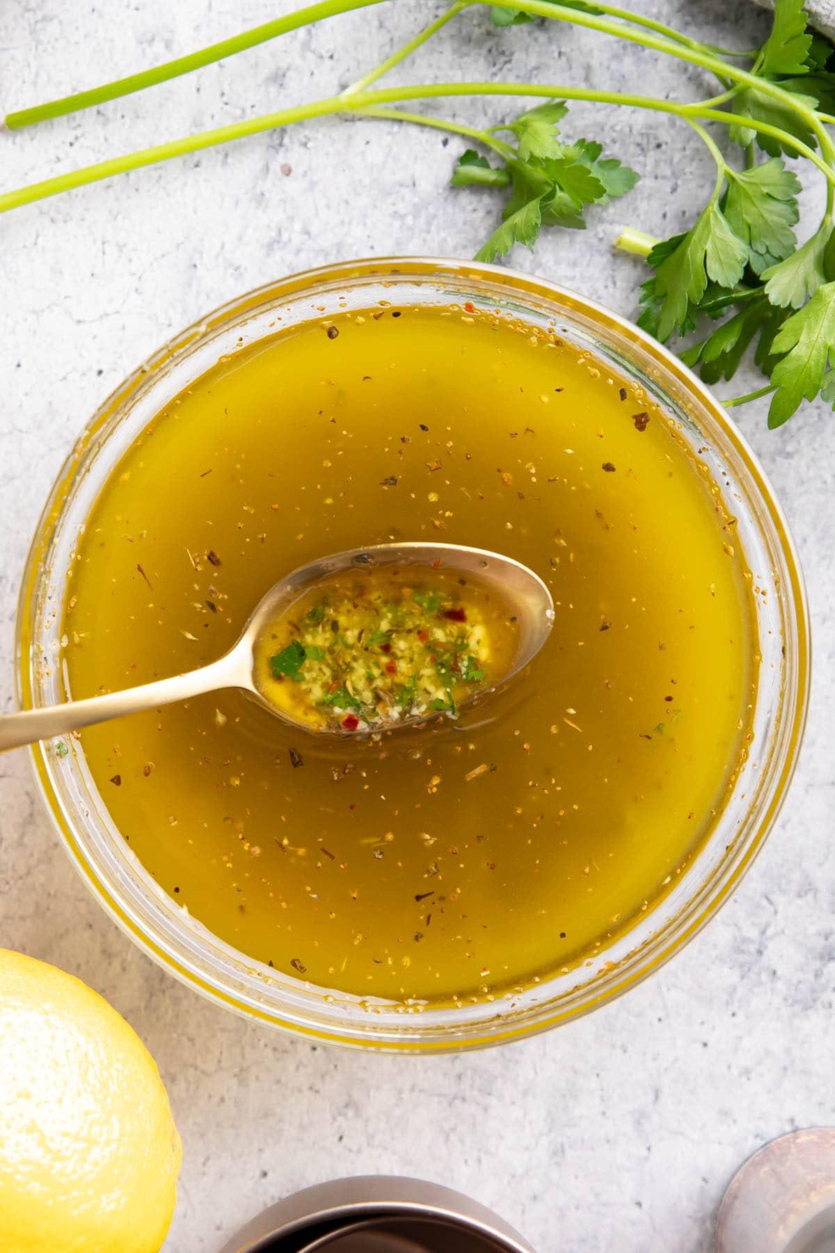 Italienisches Dressing Rezept {Einfach!} 5 Nahaufnahme der Gewürze und Gewürze, die in dieser Salatsauce verwendet werden.