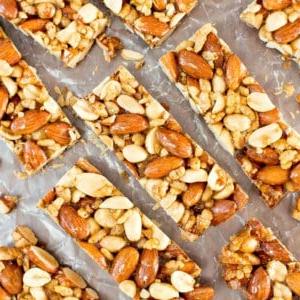 5-Zutaten-Nussriegel-Rezept – Selbstgemachte KIND Riegel! 5 Nussriegel Rezept – Selbstgemachte KIND Bars: Ein einfaches 5-Zutaten-Rezept für selbstgemachte KIND Bars! Süß-salziger, gesunder Nussriegel-Genuss! #Nussriegel #KIND #Selbstgemacht #Rezept | Rezept auf BeamingBaker.com