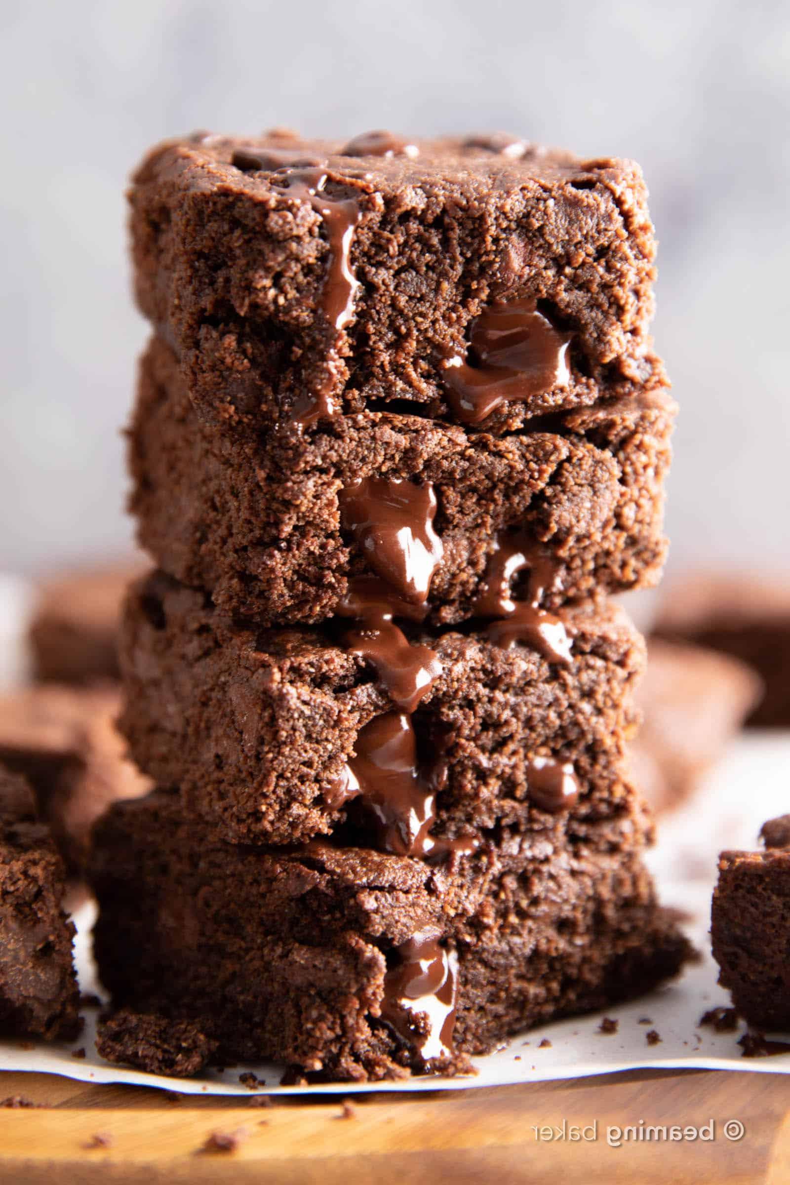 Mein Lieblingsrezept für glutenfreie Brownies von Grund auf: Die besten glutenfreien Brownies – fest, reichhaltig, dicht und voller schmelzender Schokostückchen! Ideal für vegane und milchfreie Ernährung. #GlutenfreieBrownies #VeganeBrownies #Milchfrei #Dessert | Rezept auf BeamingBaker.com
