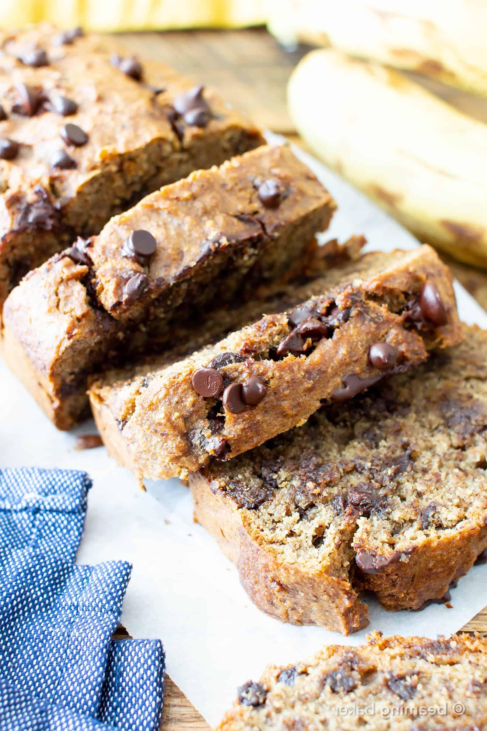 Das beste saftige Schokostückchen-Bananenbrot Rezept (Vegan, Glutenfrei, Aus einer Schüssel) 5 Bestes Saftiges Schoko-Bananenbrot (Vegan, Glutenfrei): Ein Ein-Schüssel-Rezept für köstlich feuchtes Bananenbrot voller Schokolade, hergestellt mit gesunden, vollwertigen Zutaten. #Vegan #GlutenFree #DairyFree #Healthy #QuickBreads | Rezept auf BeamingBaker.com
