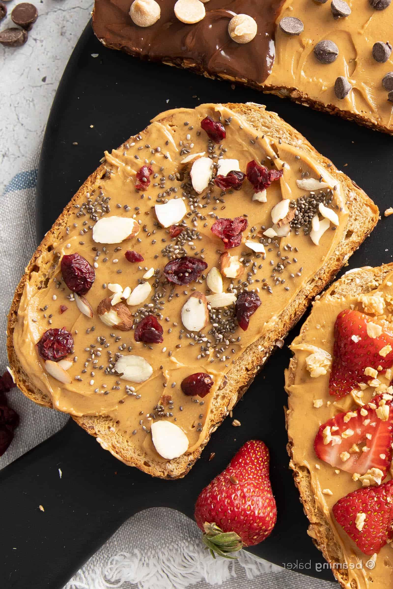 Cranberry-Chia-Mandel-Erdnussbutter-Toast mit Chiasamen, getrockneten Cranberries und Mandelscheiben