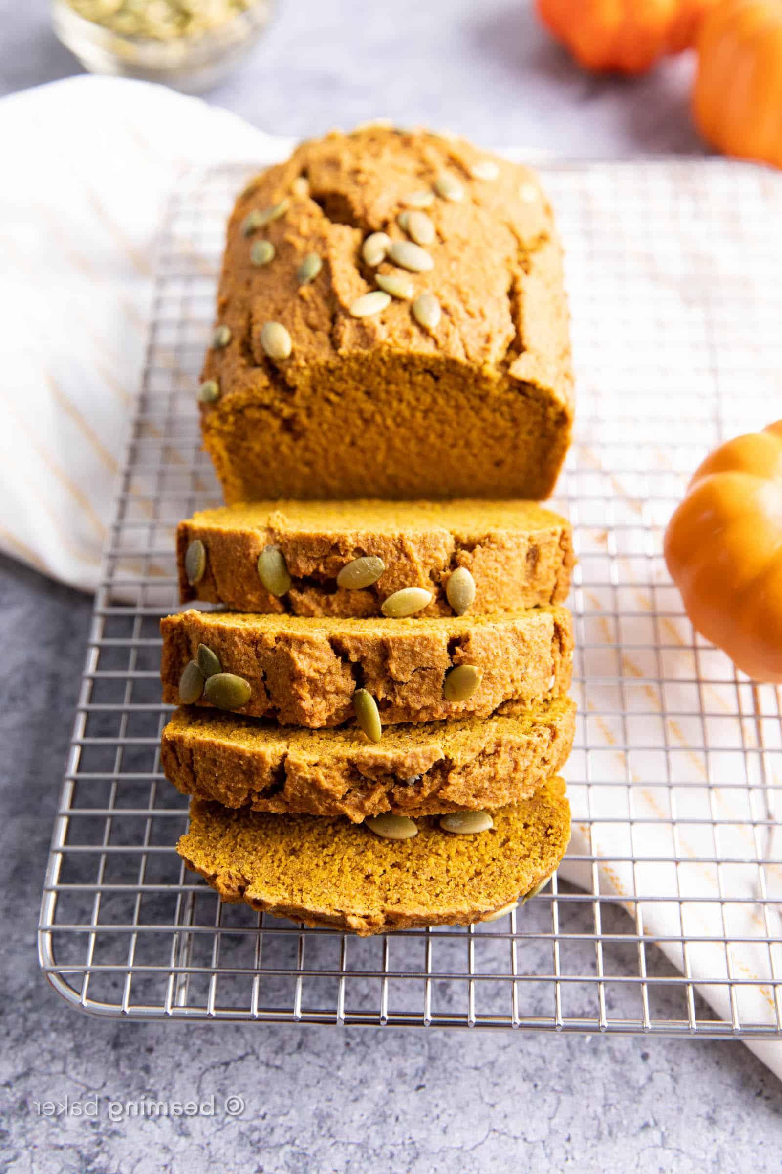 Glutenfreies Kürbisbrot Rezept 5 Glutenfreies Kürbisbrot: Saftig, dicht und locker zugleich, mit warmen Kürbisaromen und der perfekten Süße. Einfaches 1-Schüssel-Rezept. #Kürbisbrot #Glutenfrei #Kürbis