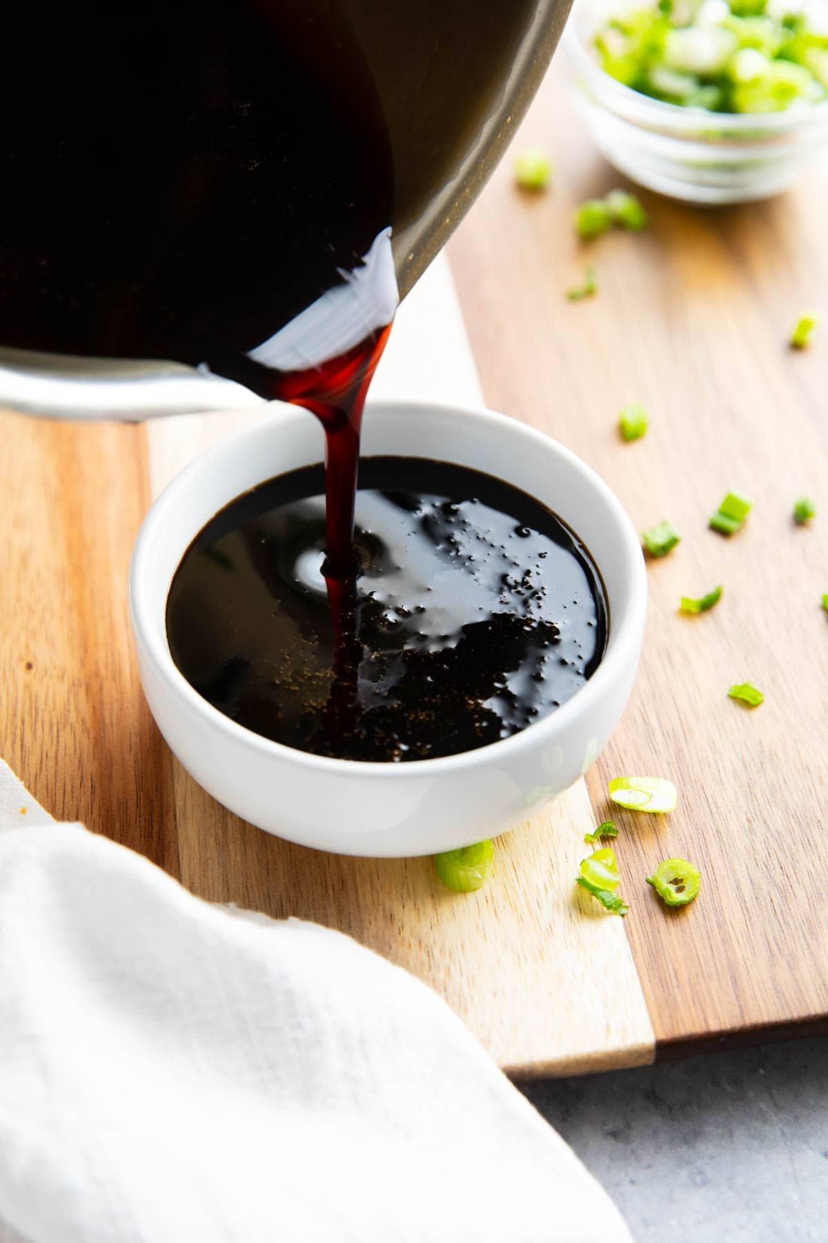 Aalsaucen-Rezept (Unagi-Sauce) 5 Gießen des japanischen Unagi-Soßen-Rezepts aus dem Topf in eine Servierschale.