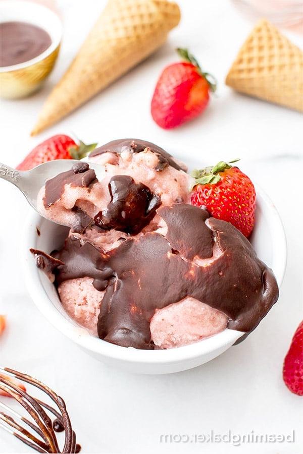 Vegane Magic Shell (V, GF, DF): ein raffiniert-zuckerfreies 3-Zutaten-Rezept für die perfekte selbstgemachte magische Schokoglasur. #Vegan #Paleo #Milchfrei #Glutenfrei | BeamingBaker.com