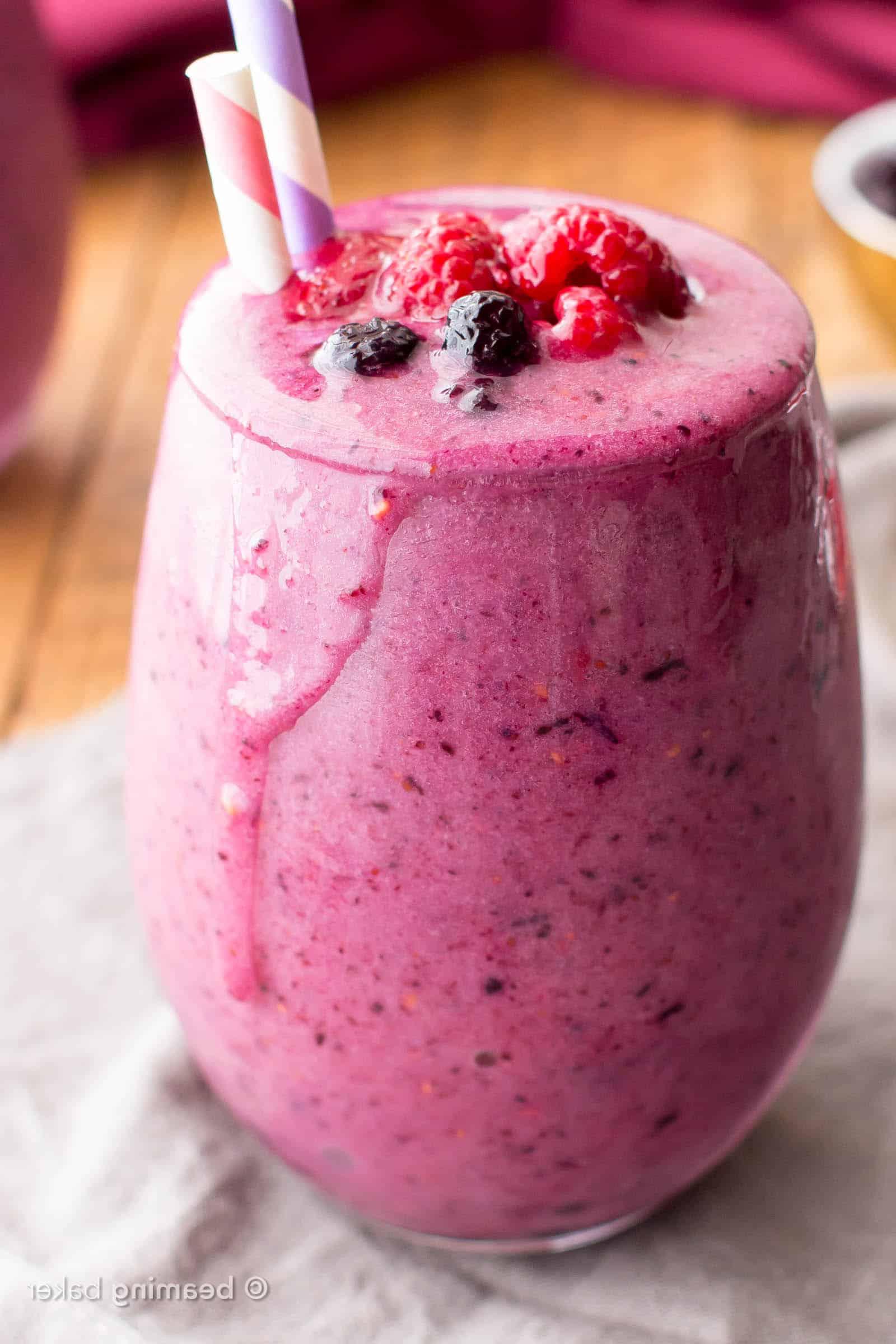 Einfaches Beeren-Smoothie Rezept: Dieser schnelle & einfache Beeren-Smoothie ist in 5 Minuten fertig! Erfrischend, voller Antioxidantien und köstlich. Paleo, Milchfrei, Gesund. #Beeren #Smoothie #Milchfrei #Paleo #Frühstück | Rezept auf BeamingBaker.com