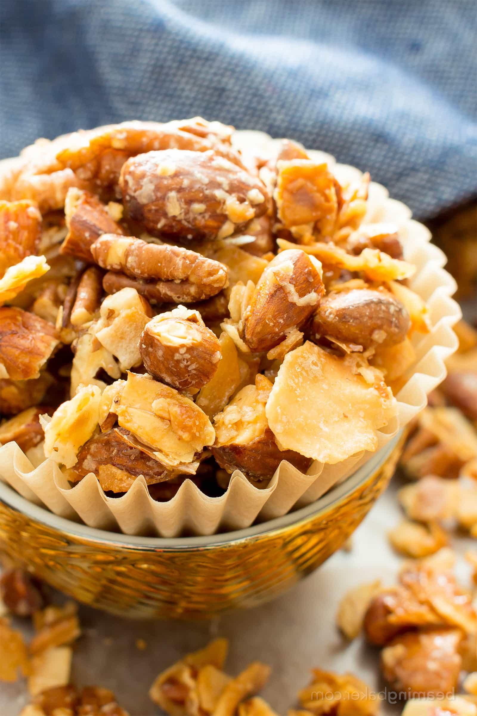 4-Zutaten Kokos-Mandel-Pekannuss Paleo Granola (Ölfrei, Vegan, Glutenfrei, Getreidefrei, Milchfrei, Ohne raffinierten Zucker) 5 4-Zutaten Kokos-Mandel-Pekannuss Paleo Granola (Vegan, Glutenfrei): Ein schnelles und einfaches Rezept für knuspriges, süßes und leicht salziges Granola voller natürlicher Zutaten. #Paleo #Vegan #Snacks #Gesund #Glutenfrei #Milchfrei #Zuckerfrei | BeamingBaker.com