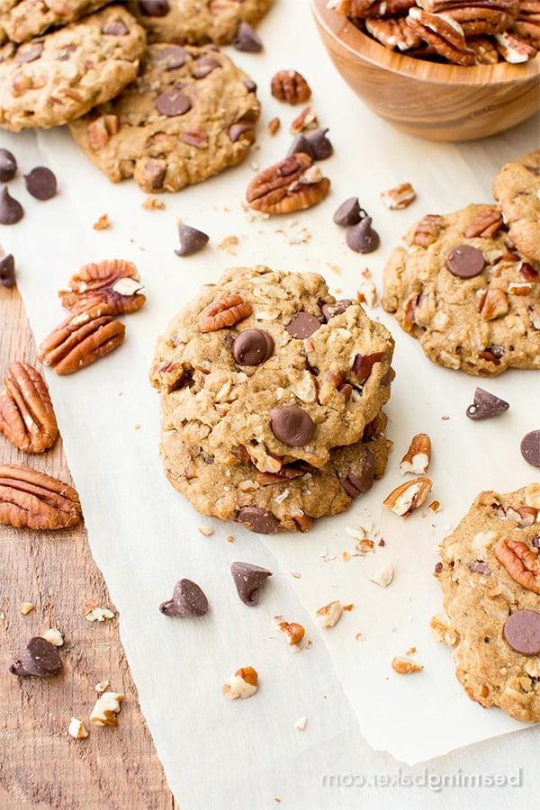Ahorn-Pekannuss-Schokostückchen-Kekse (Hafermehl, Vegan, Glutenfrei, Milchfrei) 6 Ahorn-Pekannuss-Schoko-Cookies (V, GF, DF): Ein einfaches Rezept für köstlich weiche und zähe Hafermehl-Schoko-Cookies, die vor Ahorn- und Pekannussgeschmack nur so strotzen. #Vegan #GlutenFree #DairyFree #OatFlour | BeamingBaker.com