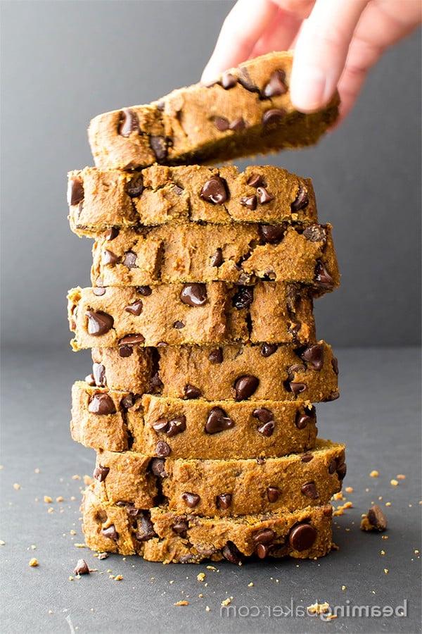 Appetitliches Stück veganes Kürbisbrot mit geschmolzenen Schokostückchen