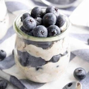 Gesunde Overnight Oats mit Mandelmilch und Blaubeeren 6 Gesunde Overnight Oats mit Mandelmilch und Heidelbeeren: Lerne, wie man Overnight Oats mit Mandelmilch zubereitet! Ein schnelles & einfaches Mandelmilch-Frühstück im Glas – die besten Overnight Oats mit Mandelmilch. #OvernightOats #Mandelmilch #Frühstück #Gesund | Rezept auf BeamingBaker.com