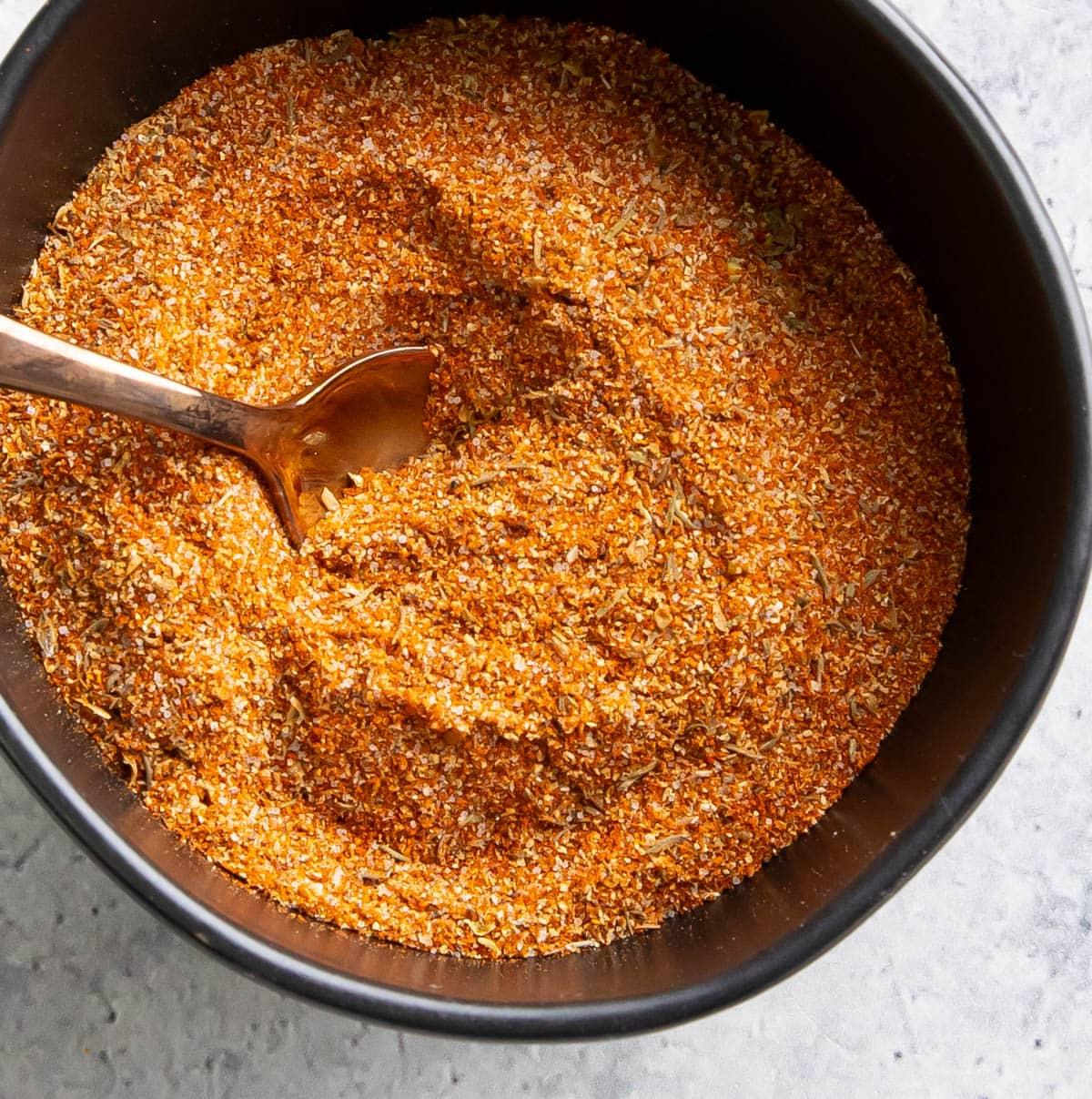 Cajun-Gewürzmischung Rezept 6 Nahaufnahme dieses Kräuter- und Gewürzrezepts, um die Textur und die enthaltenen Zutaten zu zeigen.