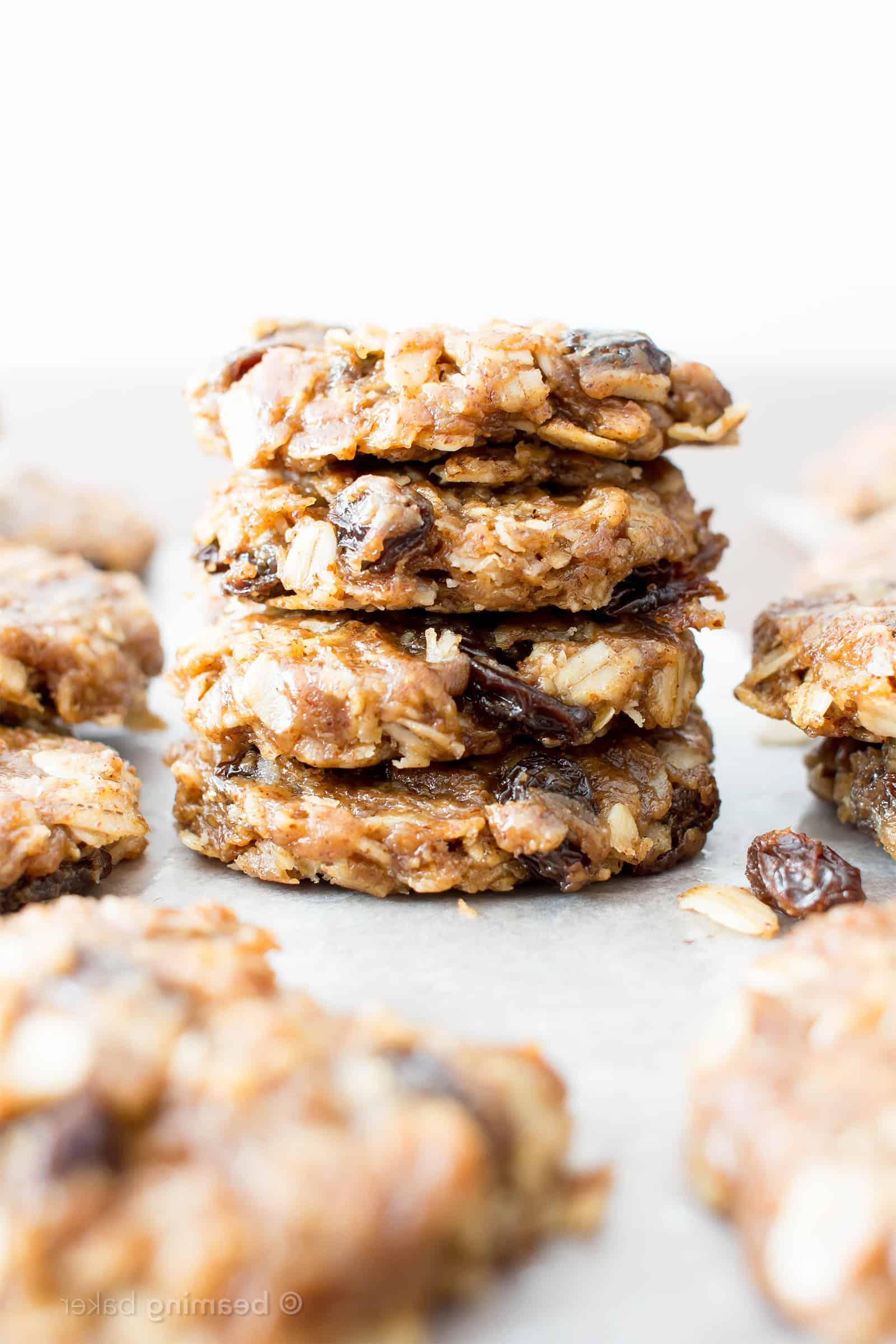 4-Zutaten-Haferflocken-Rosinen-Cookies ohne Backen (Vegan, Glutenfrei): Ein einfaches Rezept für herrlich zähe, ungebackene Kekse voller Rosinen- und Zimtgeschmack! #Vegan #Glutenfrei #Milchfrei #Kekse #OhneBacken #Dessert | Rezept auf BeamingBaker.com