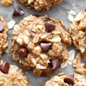 Glutenfreie Bananen-Haferflocken-Kekse 6 Ein Stapel von glutenfreien Bananen-Haferflocken-Keksen, perfekt für gesunden Genuss.