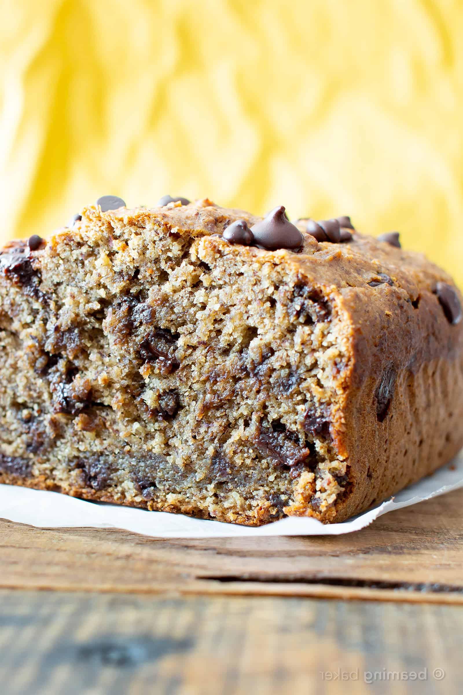 Das beste saftige Schokostückchen-Bananenbrot Rezept (Vegan, Glutenfrei, Aus einer Schüssel) 6 Bestes Saftiges Schoko-Bananenbrot (Vegan, Glutenfrei): Ein Ein-Schüssel-Rezept für köstlich feuchtes Bananenbrot voller Schokolade, hergestellt mit gesunden, vollwertigen Zutaten. #Vegan #GlutenFree #DairyFree #Healthy #QuickBreads | Rezept auf BeamingBaker.com