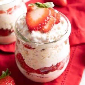 Erdbeer-Overnight Oats Rezept (Vegan, Gesund) 6 Erdbeer Overnight Oats Rezept (Vegan): Machen Sie einfache vegane Overnight Oats, die dick & cremig sind! Einfache Zutaten für ein einfaches, gesundes Frühstück! #Vegan #OvernightOats #OvernightOatmeal #Breakfast #Vegan | Rezept auf BeamingBaker.com
