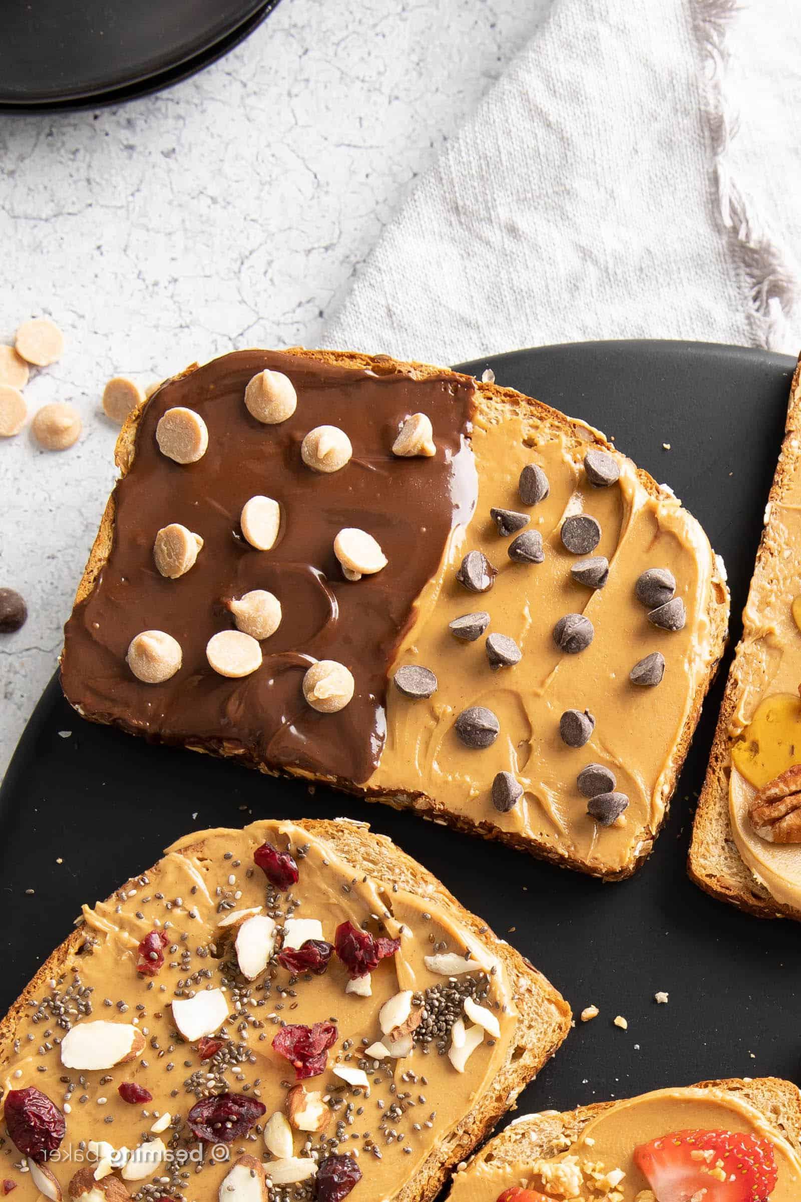 Der Halb-und-Halb-Toast zeigt Nutella und Erdnussbutter sowie Schokostückchen und Erdnussbutter-Chips