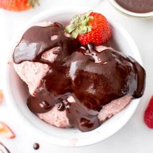 **Vegane Magische Hülle (Paleo, Milchfrei, Glutenfrei)** 6 Vegane Magic Shell (V, GF, DF): ein raffiniert-zuckerfreies 3-Zutaten-Rezept für die perfekte selbstgemachte magische Schokoglasur. #Vegan #Paleo #Milchfrei #Glutenfrei | BeamingBaker.com