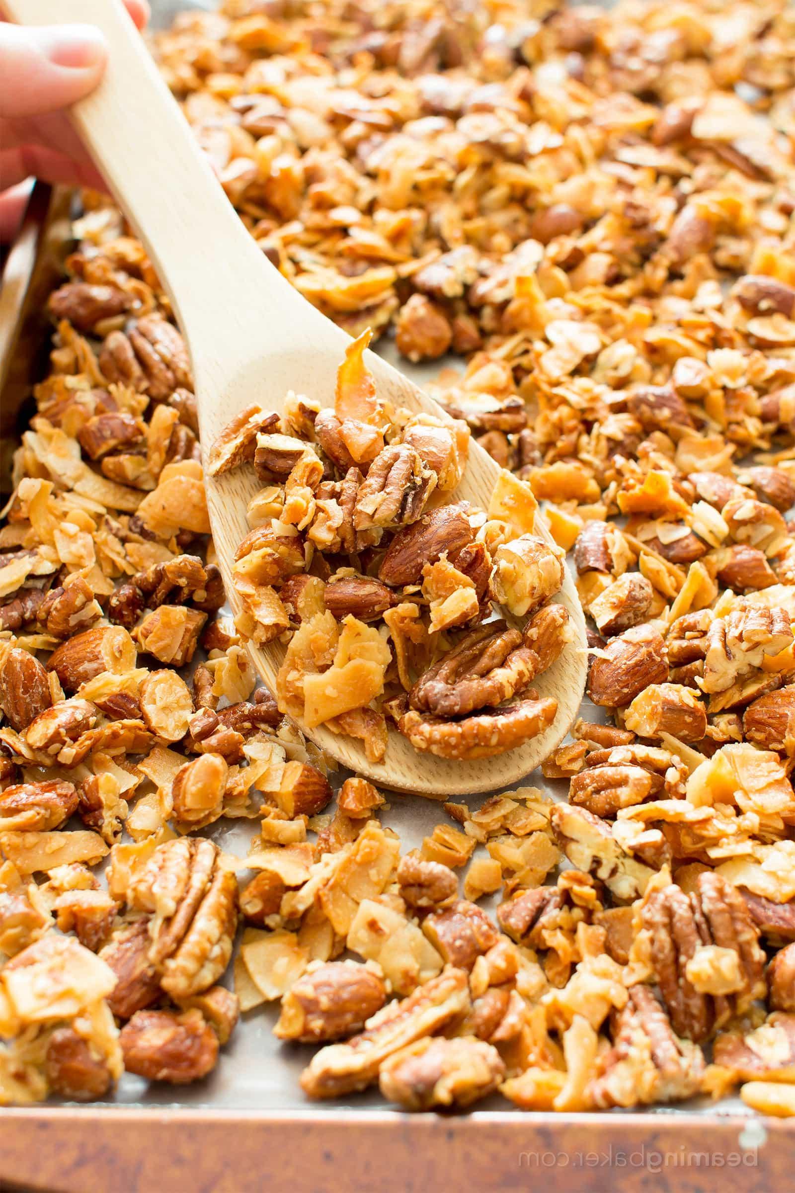 4-Zutaten Kokos-Mandel-Pekannuss Paleo Granola (Ölfrei, Vegan, Glutenfrei, Getreidefrei, Milchfrei, Ohne raffinierten Zucker) 6 4-Zutaten Kokos-Mandel-Pekannuss Paleo Granola (Vegan, Glutenfrei): Ein schnelles und einfaches Rezept für knuspriges, süßes und leicht salziges Granola voller natürlicher Zutaten. #Paleo #Vegan #Snacks #Gesund #Glutenfrei #Milchfrei #Zuckerfrei | BeamingBaker.com