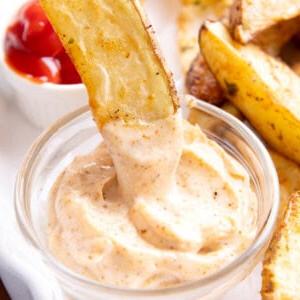 Chipotle Aioli 6 Eine knusprige Kartoffelspalte wird genüsslich in eine Schale voller cremiger Chipotle-Aioli getaucht