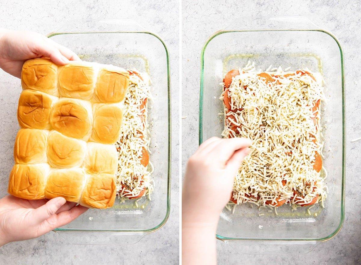 **Pizza-Brötchen** 7 Zwei Fotos, die zeigen, wie man dieses Rezept zubereitet – Gewürze und die obere Brötchenschicht hinzufügen