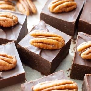 Zwei-Zutaten Keto Schokoladen-Pekannuss-Fudge (Low Carb, vegan, milchfrei) 7 Keto Fudge Quadrate auf Wachspapier