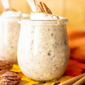 Pekannusskuchen Vegane Overnight Oats Rezept (Gesund, Glutenfrei) 7 Vegane Pekannusskuchen Overnight Oats Rezept: dieses gesunde vegane Haferflockenrezept ist cremig, genussvoll & schmeckt wie Pekannusskuchen! Schnell & einfach, mit vollwertigen Zutaten, glutenfrei, milchfrei.