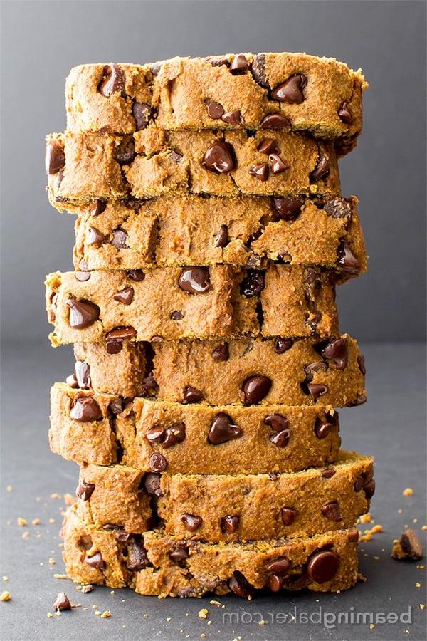 Ein weiteres Bild des goldbraunen veganen Kürbisbrots, bereit zum Servieren