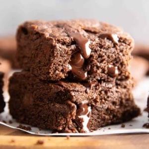 Mein Lieblingsrezept für glutenfreie Brownies von Grund auf: Die besten glutenfreien Brownies – fest, reichhaltig, dicht und voller schmelzender Schokostückchen! Ideal für vegane und milchfreie Ernährung. #GlutenfreieBrownies #VeganeBrownies #Milchfrei #Dessert | Rezept auf BeamingBaker.com