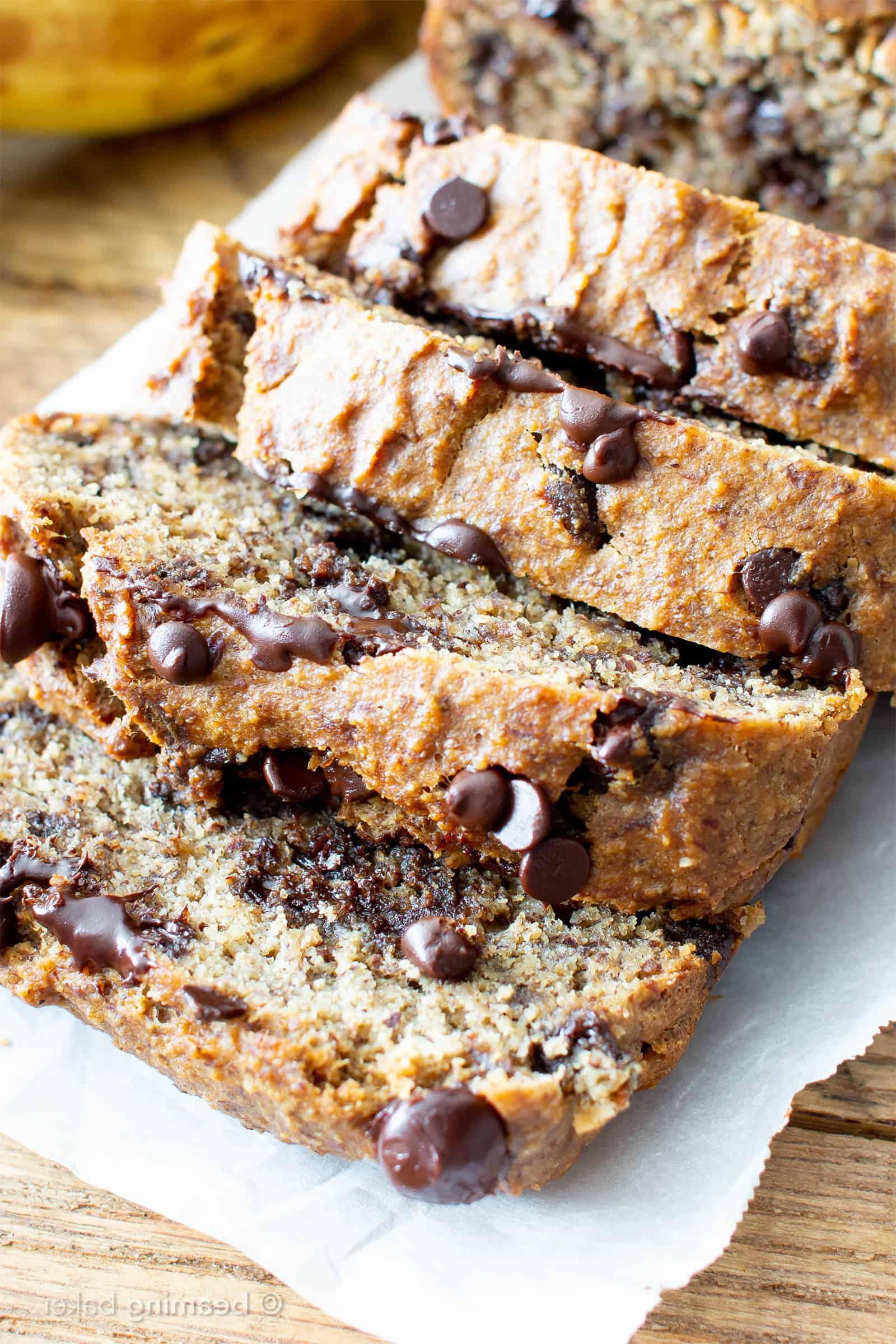 Das beste saftige Schokostückchen-Bananenbrot Rezept (Vegan, Glutenfrei, Aus einer Schüssel) 7 Bestes Saftiges Schoko-Bananenbrot (Vegan, Glutenfrei): Ein Ein-Schüssel-Rezept für köstlich feuchtes Bananenbrot voller Schokolade, hergestellt mit gesunden, vollwertigen Zutaten. #Vegan #GlutenFree #DairyFree #Healthy #QuickBreads | Rezept auf BeamingBaker.com