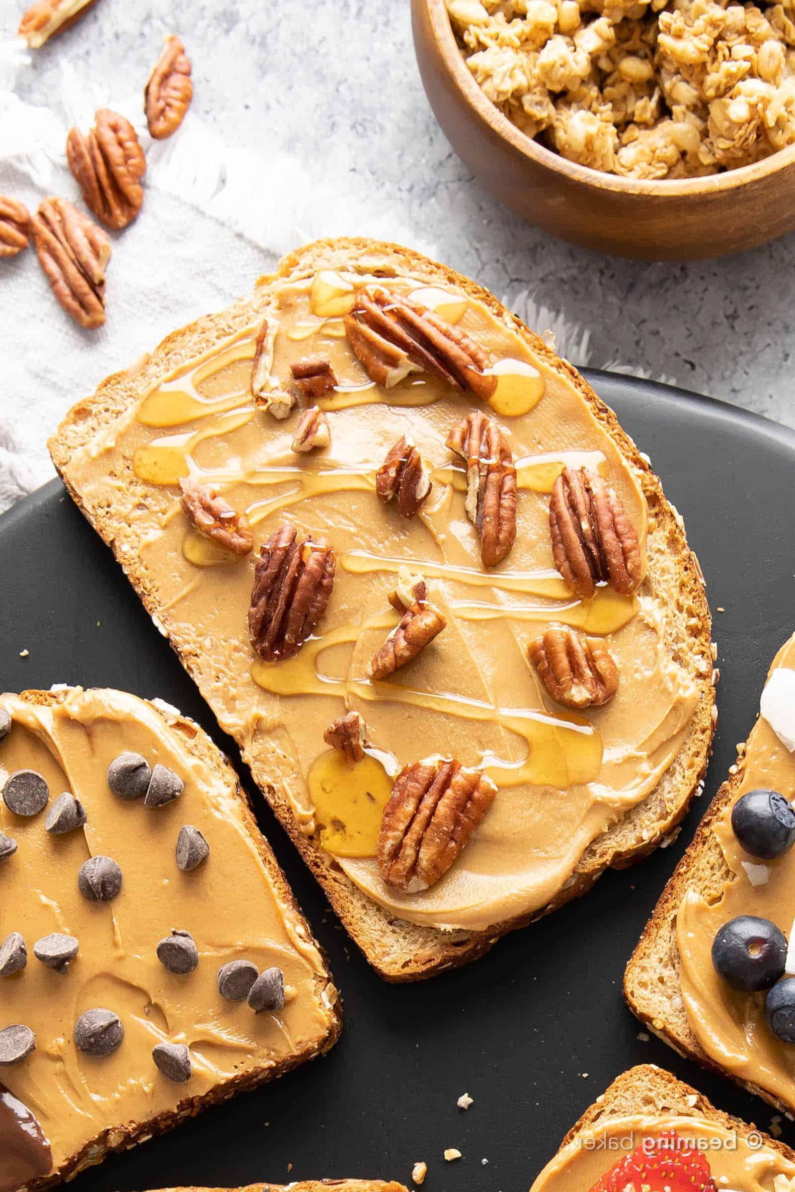 Ahorn-Pekannuss-Erdnussbutter-Toast mit Pekannussstücken und Ahornsirup