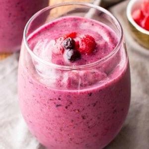 Einfaches Beeren-Smoothie Rezept: Dieser schnelle & einfache Beeren-Smoothie ist in 5 Minuten fertig! Erfrischend, voller Antioxidantien und köstlich. Paleo, Milchfrei, Gesund. #Beeren #Smoothie #Milchfrei #Paleo #Frühstück | Rezept auf BeamingBaker.com