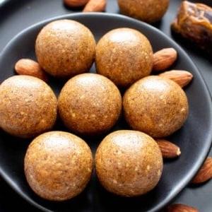 3 Zutaten Gesunde Paleo Energiebällchen ohne Zuckerzusatz (Fruchtgesüßt, Vegan, Glutenfrei, Milchfrei) 7 3 Ingredient Healthy No Sugar Added Paleo Energy Balls (V, GF): a fruit-sweetened recipe for salty ‘n sweet healthy energy balls that are paleo, vegan, gluten-free and dairy-free. #EnergyBalls #EnergyBites #HealthySnacks #BeamingBaker #Vegan #GlutenFree #DairyFree #NoSugarAdded | Recipe at BeamingBaker.com