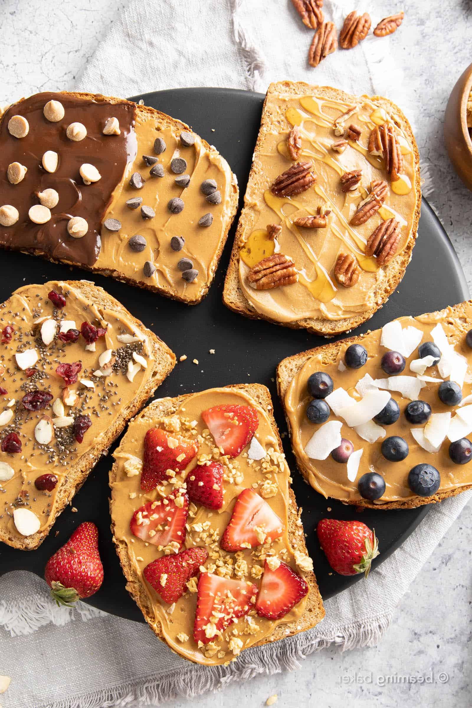 Verschiedene Erdnussbutter-Toast-Scheiben mit unterschiedlichen Belägen