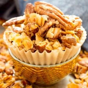 4-Zutaten Kokos-Mandel-Pekannuss Paleo Granola (Ölfrei, Vegan, Glutenfrei, Getreidefrei, Milchfrei, Ohne raffinierten Zucker) 8 4-Zutaten Kokos-Mandel-Pekannuss Paleo Granola (Vegan, Glutenfrei): Ein schnelles und einfaches Rezept für knuspriges, süßes und leicht salziges Granola voller natürlicher Zutaten. #Paleo #Vegan #Snacks #Gesund #Glutenfrei #Milchfrei #Zuckerfrei | BeamingBaker.com