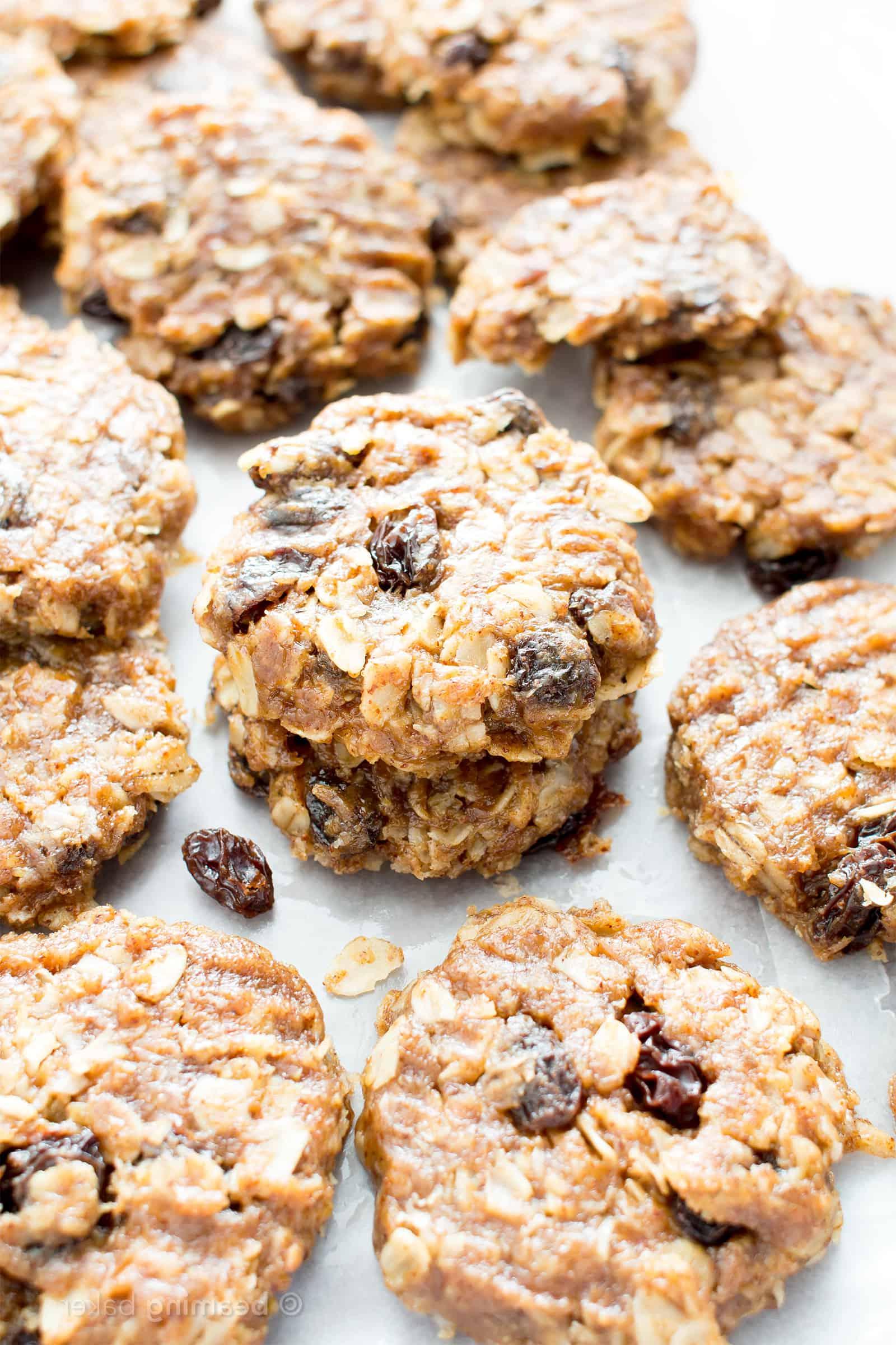 4-Zutaten-Haferflocken-Rosinen-Cookies ohne Backen (Vegan, Glutenfrei): Ein einfaches Rezept für herrlich zähe, ungebackene Kekse voller Rosinen- und Zimtgeschmack! #Vegan #Glutenfrei #Milchfrei #Kekse #OhneBacken #Dessert | Rezept auf BeamingBaker.com