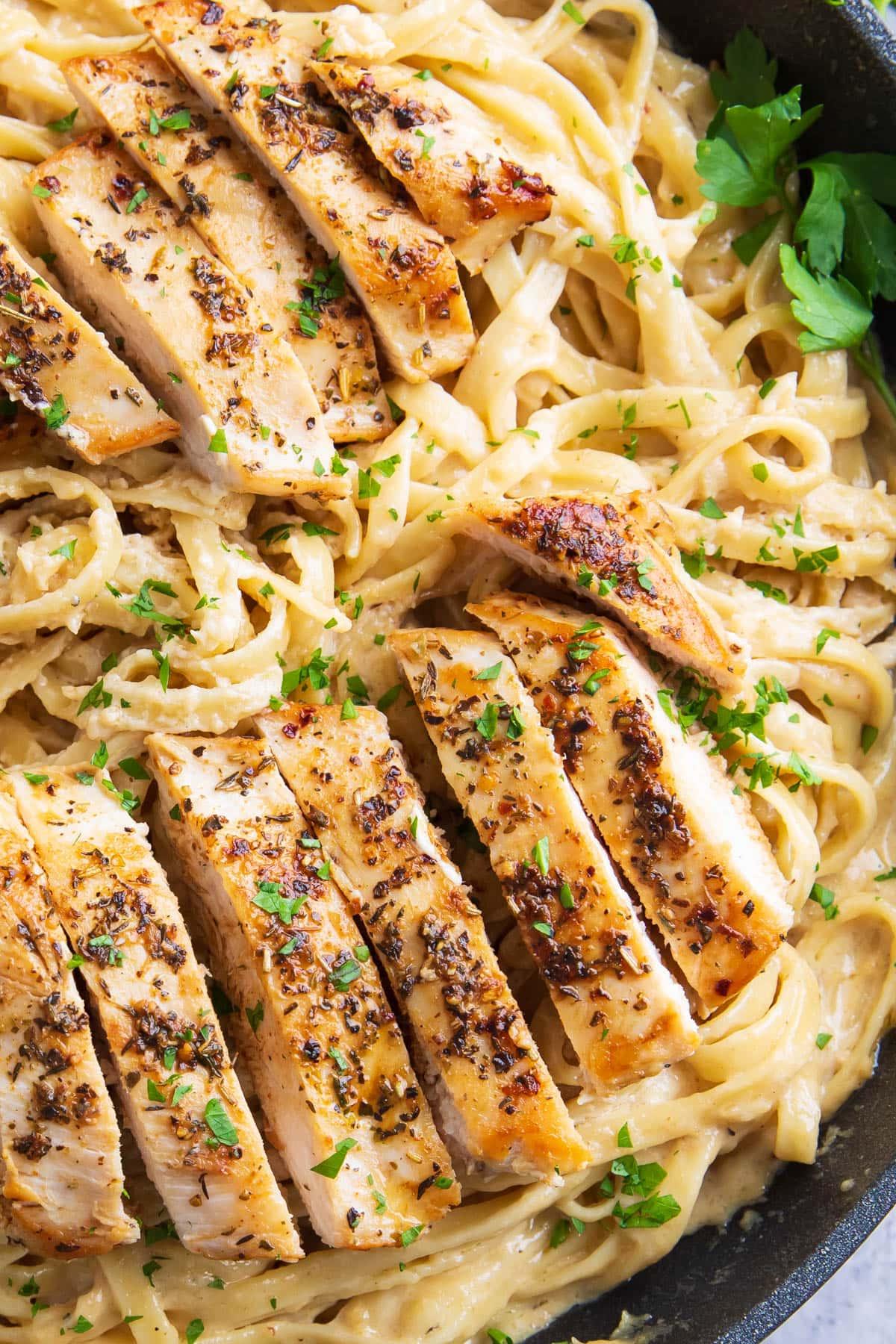 Leckeres Hähnchen-Fettuccine-Alfredo-Rezept 9 Nahaufnahme dieses einfachen italienischen Abendessenrezepts mit Pasta.