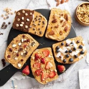 Erdnussbuttertoast – 5 Rezepte! 9 Fünf kreative Erdnussbutter-Toast-Rezepte auf einem Servierbrett