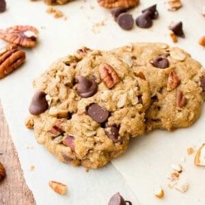 Ahorn-Pekannuss-Schokostückchen-Kekse (Hafermehl, Vegan, Glutenfrei, Milchfrei) 9 Ahorn-Pekannuss-Schoko-Cookies (V, GF, DF): Ein einfaches Rezept für köstlich weiche und zähe Hafermehl-Schoko-Cookies, die vor Ahorn- und Pekannussgeschmack nur so strotzen. #Vegan #GlutenFree #DairyFree #OatFlour | BeamingBaker.com
