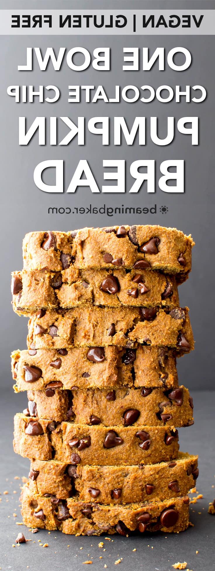 Ein Teller mit glutenfreien Kürbis-Schokostückchen-Muffins