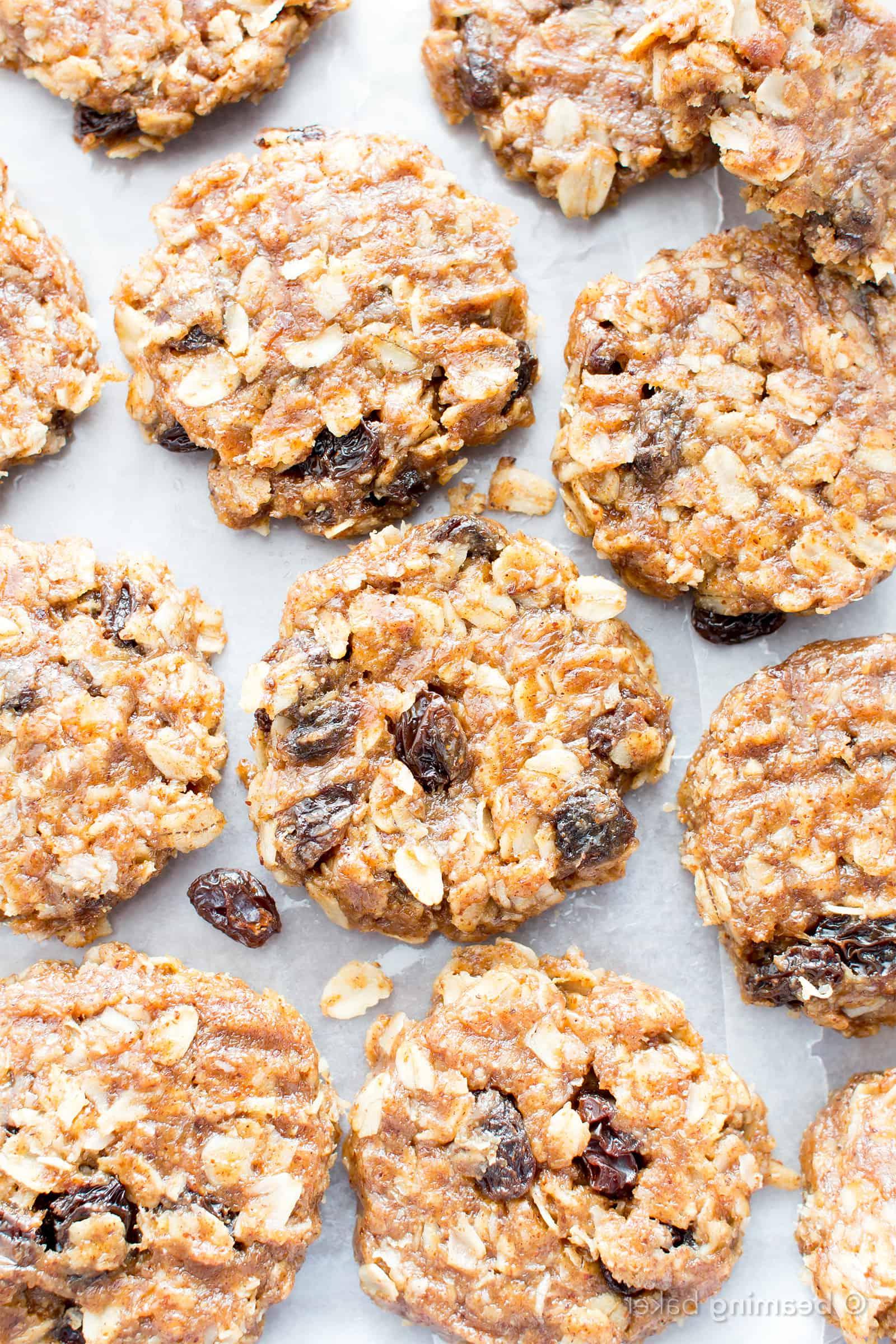 4-Zutaten-Haferflocken-Rosinen-Cookies ohne Backen (Vegan, Glutenfrei): Ein einfaches Rezept für herrlich zähe, ungebackene Kekse voller Rosinen- und Zimtgeschmack! #Vegan #Glutenfrei #Milchfrei #Kekse #OhneBacken #Dessert | Rezept auf BeamingBaker.com