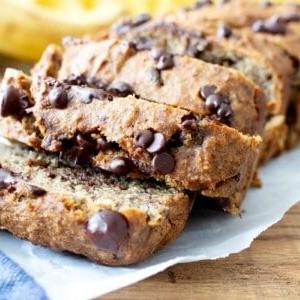 Das beste saftige Schokostückchen-Bananenbrot Rezept (Vegan, Glutenfrei, Aus einer Schüssel) 9 Bestes Saftiges Schoko-Bananenbrot (Vegan, Glutenfrei): Ein Ein-Schüssel-Rezept für köstlich feuchtes Bananenbrot voller Schokolade, hergestellt mit gesunden, vollwertigen Zutaten. #Vegan #GlutenFree #DairyFree #Healthy #QuickBreads | Rezept auf BeamingBaker.com