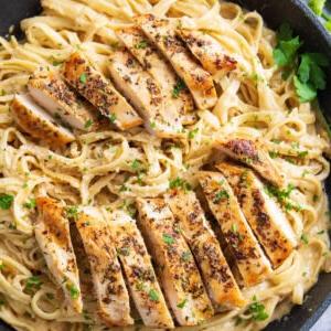 Leckeres Hähnchen-Fettuccine-Alfredo-Rezept 10 Dieses Hähnchen Fettuccine Alfredo Rezept in einer Pfanne, garniert mit geröstetem, kräuterigem Hähnchen, samtig-cremiger Alfredo-Soße und Unmengen an Fettuccine-Pasta.