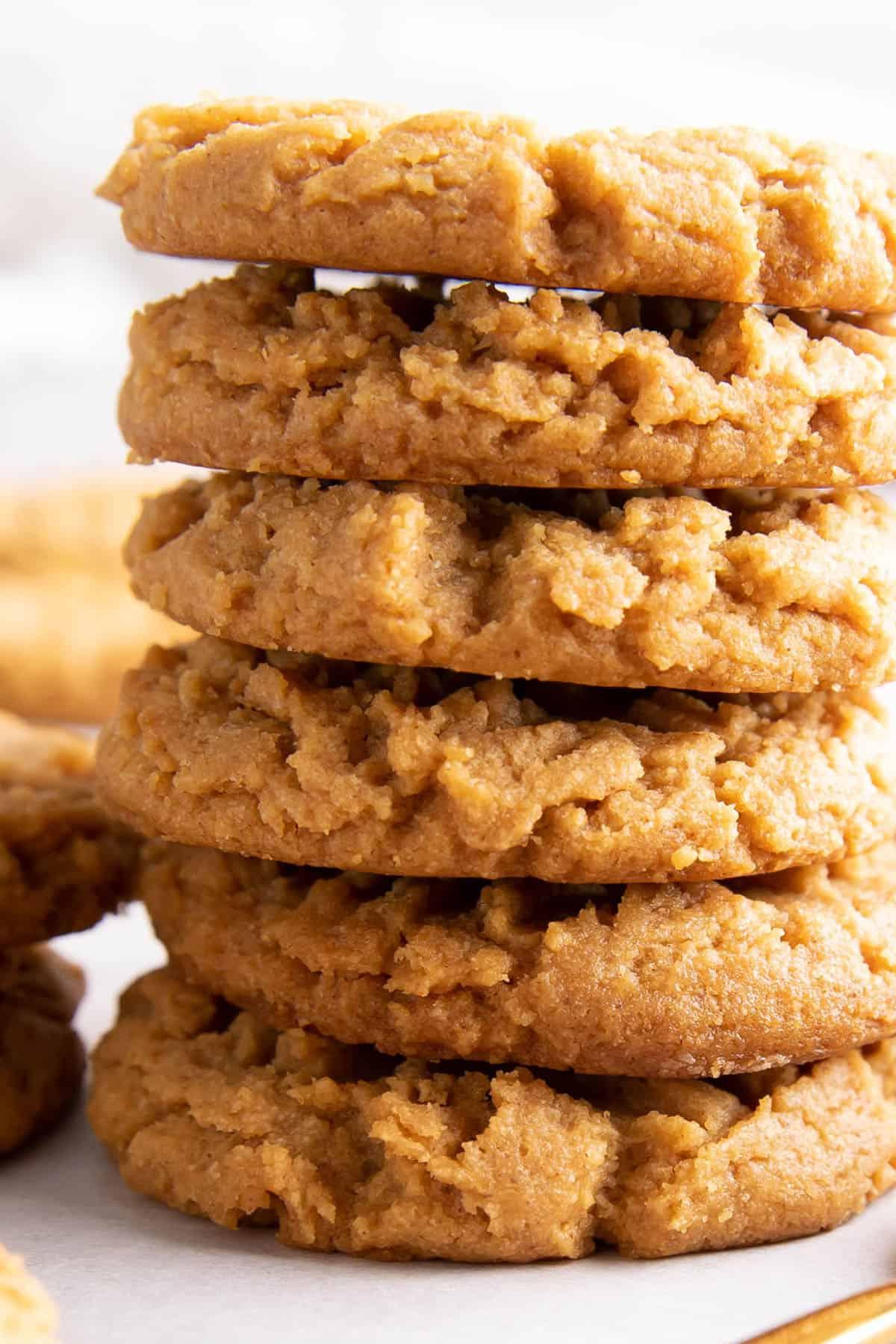 Keto Erdnussbutterkekse 10 Nahaufnahme dieses Rezepts, um die ideale Textur nach dem Backen zu zeigen