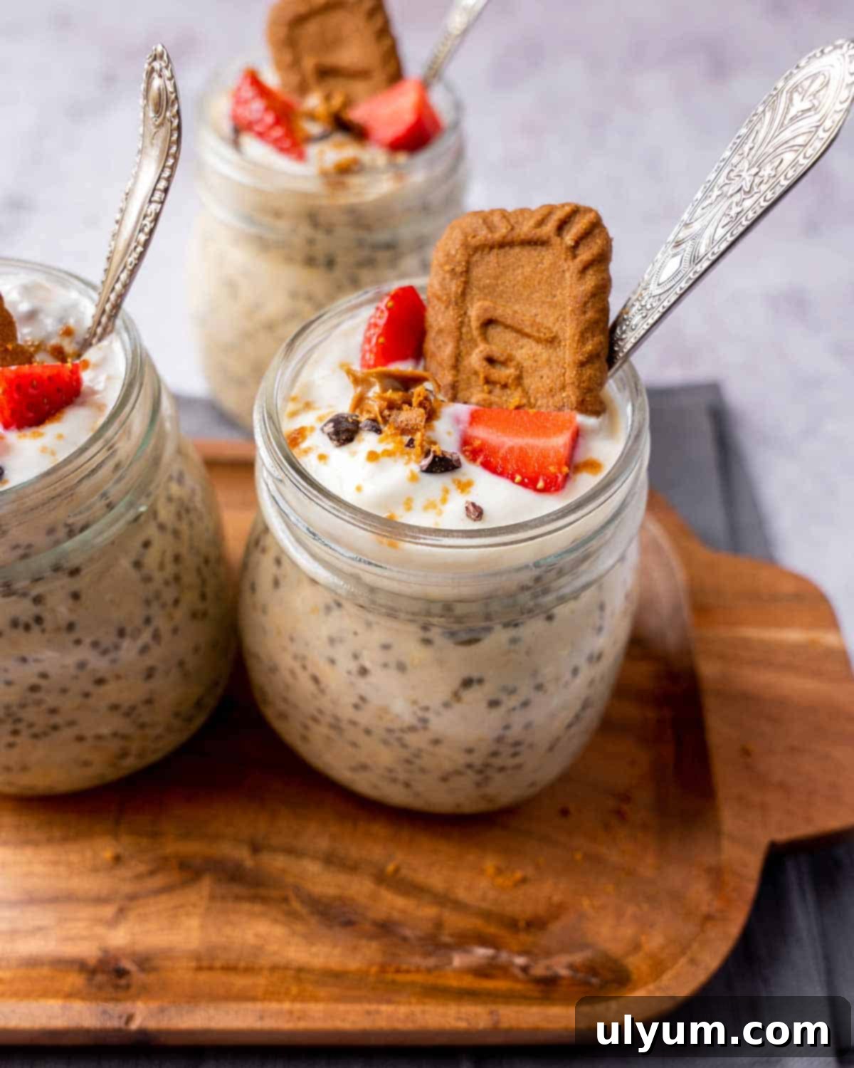 Overnight Cookie Butter Magic 7 A jar of Biscoff overnight oats topped with fresh strawberries, crumbled cookies, and a swirl of yogurt, ready to be eaten.